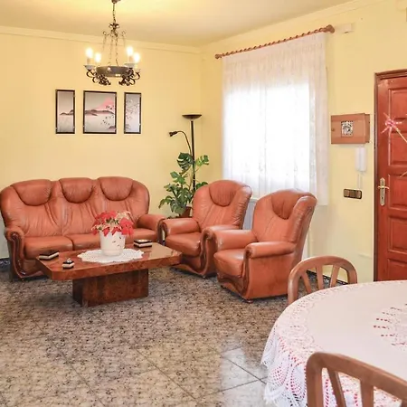Three-bedroom Holiday In Будинок відпочинку Льорет-де-Мар